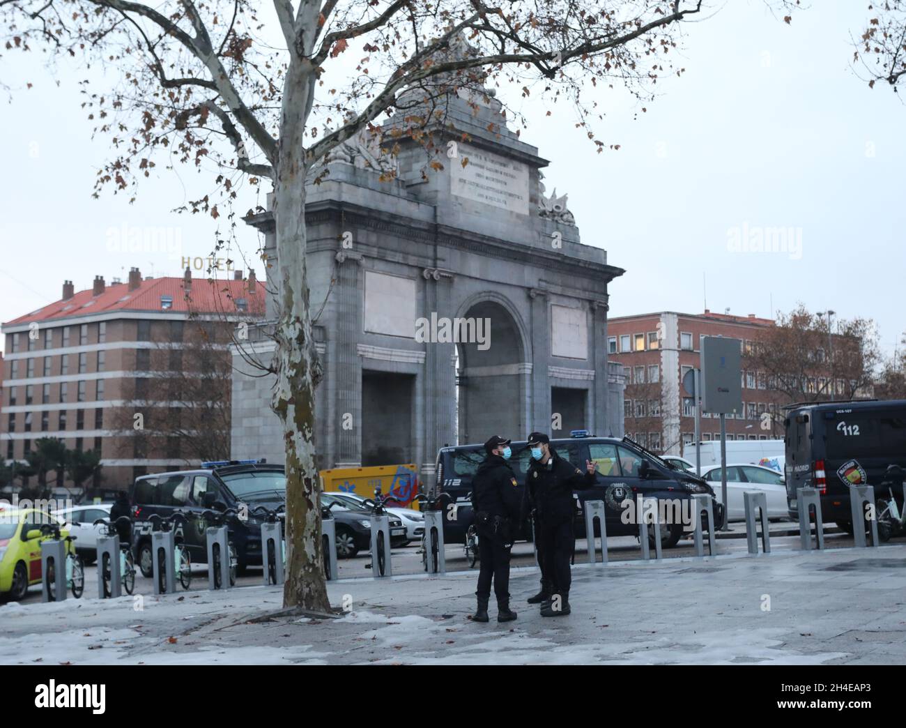 Ufficiali di polizia sulla scena a seguito di un'esplosione causata da una sospetta perdita di gas in un edificio residenziale nel centro di Madrid, Spagna. Secondo i rapporti, almeno quattro persone sono state uccise e otto ferite dopo la forte esplosione. Data foto: Mercoledì 20 gennaio 2021. Il credito fotografico dovrebbe essere: Isabel Infantes Foto Stock