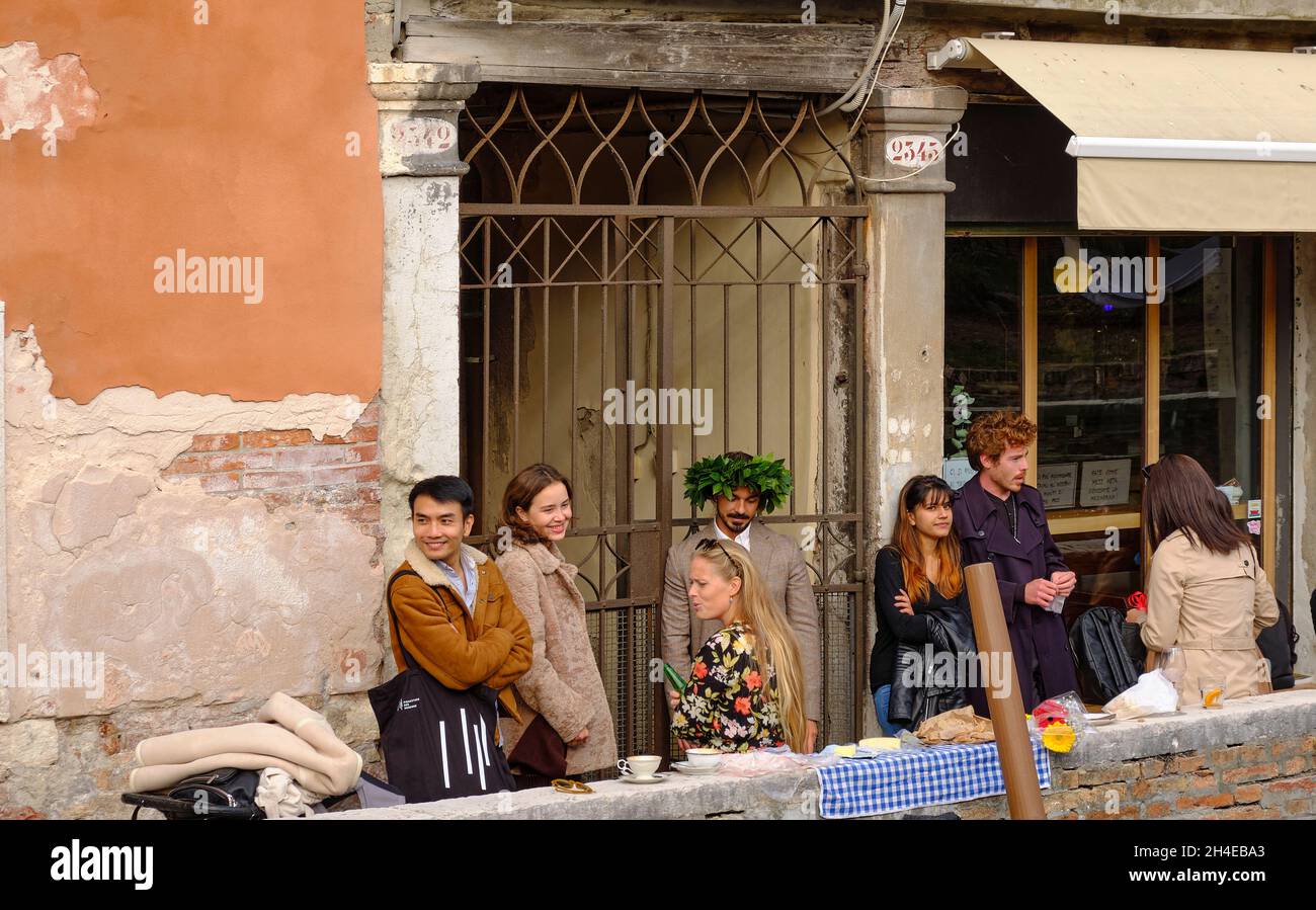 Gli studenti universitari festeggiano un laureato con la corona di Laurel a Venezia Italia Foto Stock