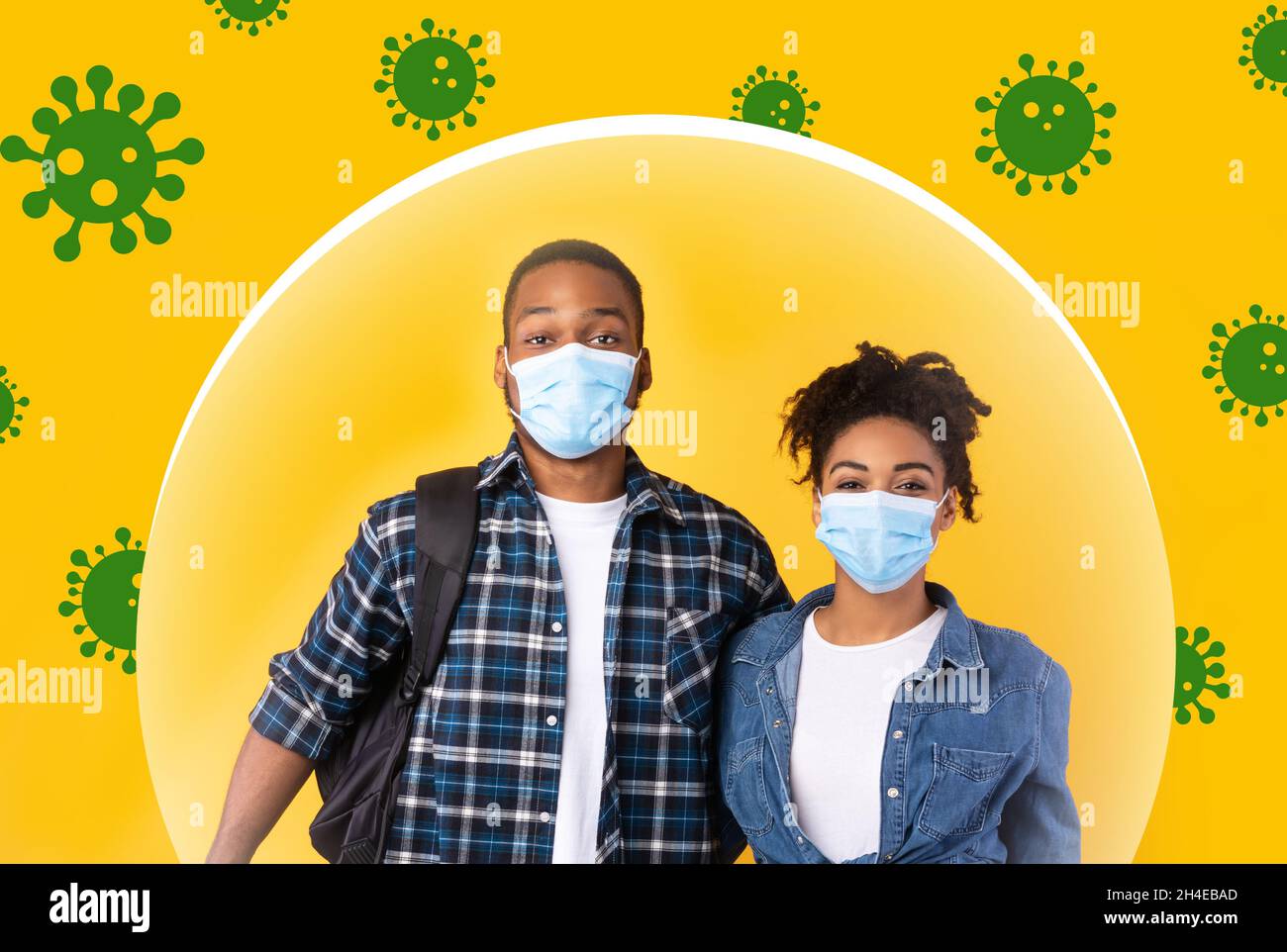 Giovane coppia nera che indossa maschere protettive mediche, Collage Foto Stock