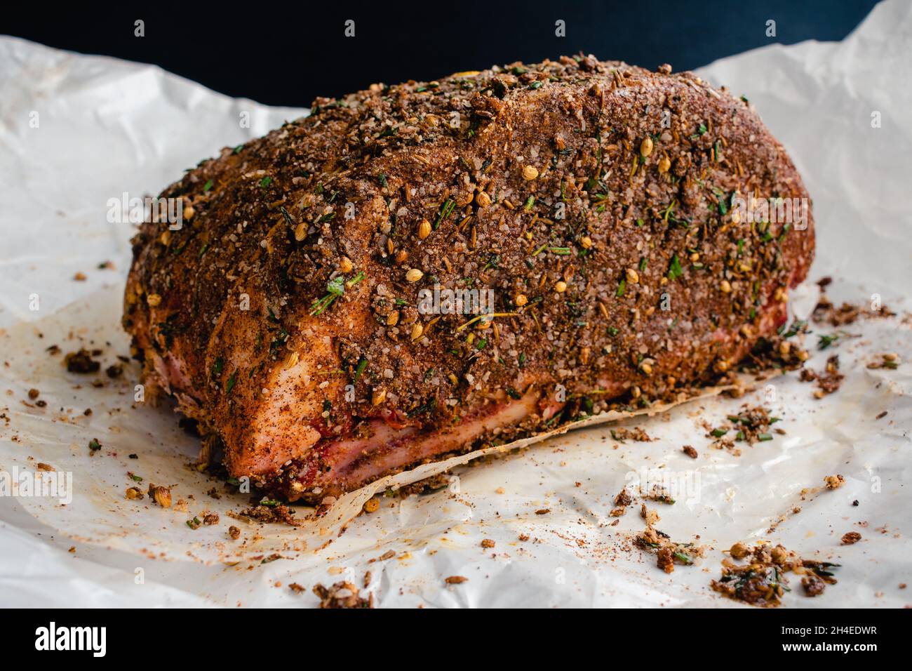 Spice Rubbed Rib Roast Rib Stand Raw Bone-in: Arrosto di costolette non cotte coperto da un rub di spezie Foto Stock