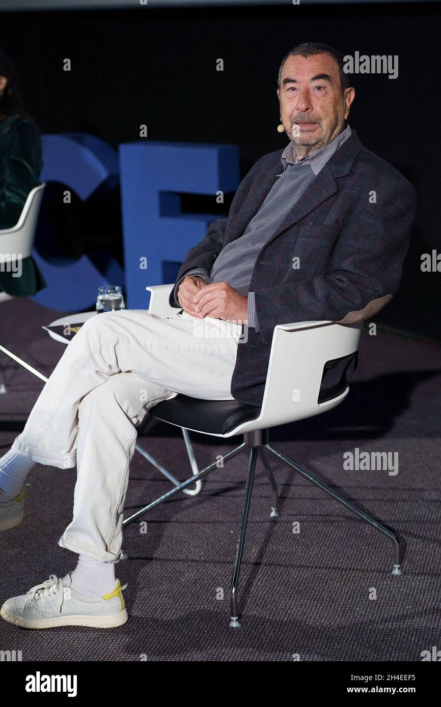 Madrid, Spagna. 2 novembre 2021. Il regista spagnolo Jose Luis Garci presenta 'Classici' al cinema Cinesa Proyecciones di Madrid. Credit: SOPA Images Limited/Alamy Live News Foto Stock
