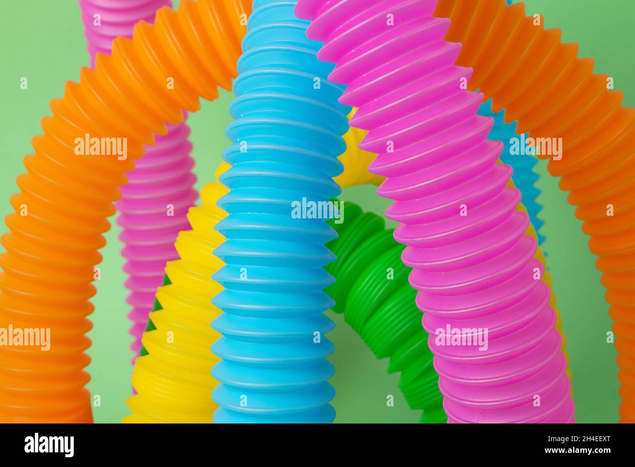 Primo piano di fotografia di tubi pop colorati - dita antistress giocattoli per adulti e bambini. Foto Stock