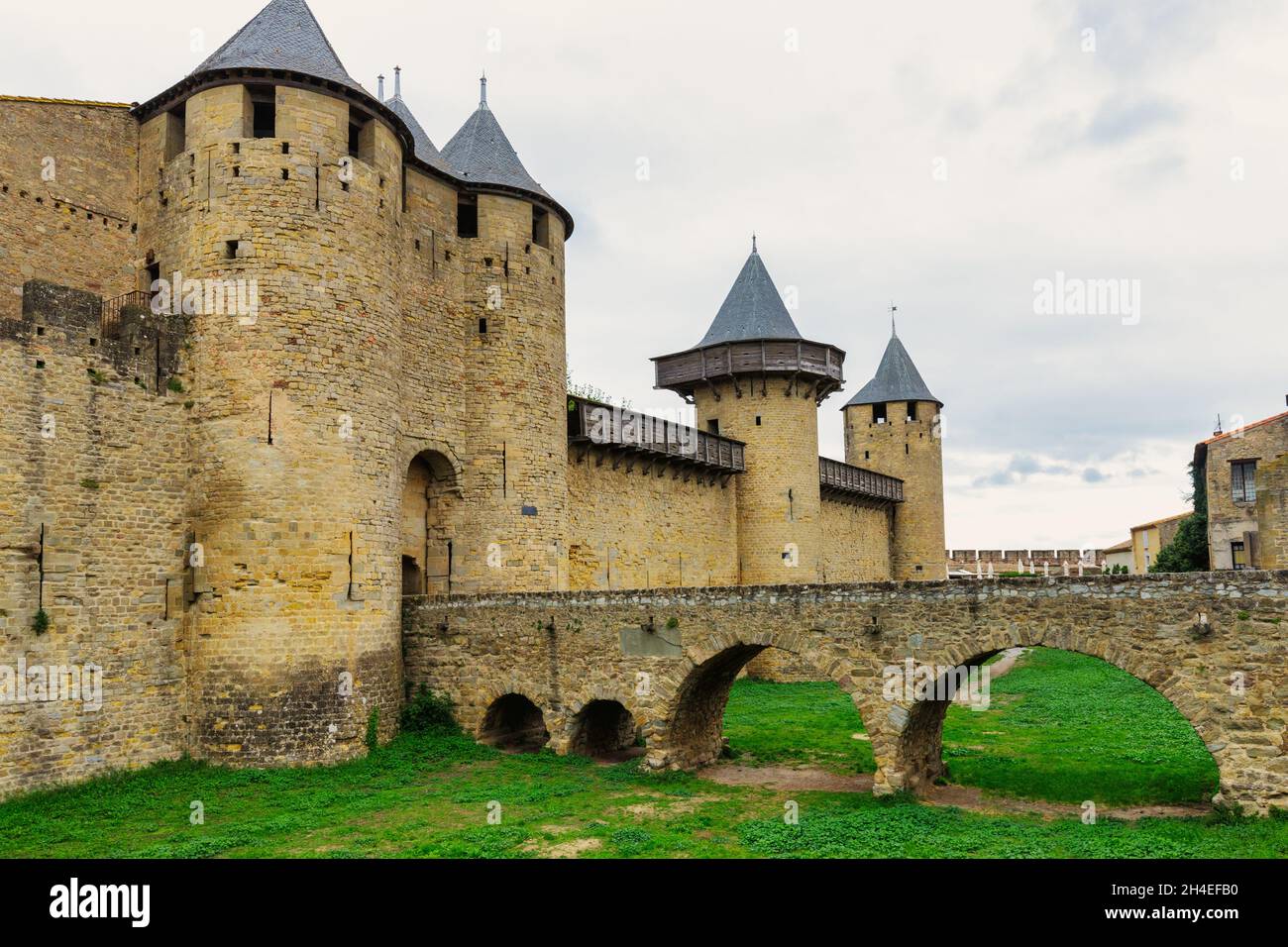Carcassonne famosa città fortificata francese sotto un suggestivo cielo nuvoloso Foto Stock
