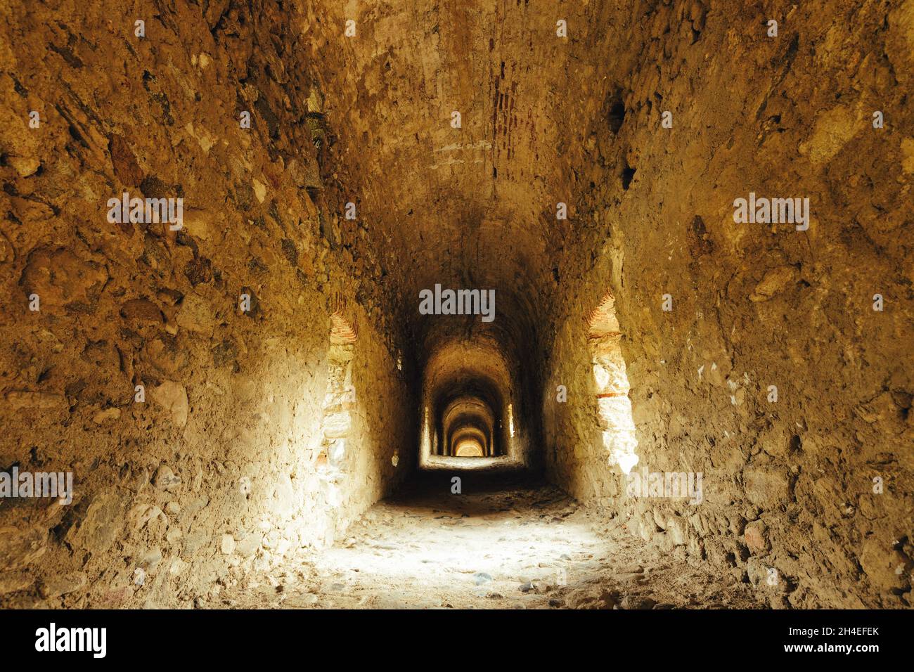 Tunnel all'interno dell'acquedotto romano di Ansignano, Francia Foto Stock