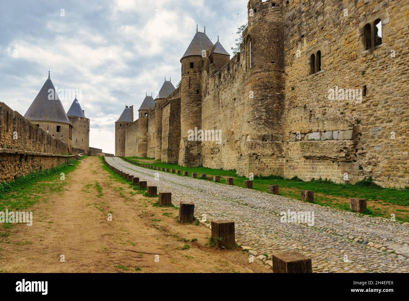 Carcassonne famosa città fortificata francese sotto un suggestivo cielo nuvoloso Foto Stock
