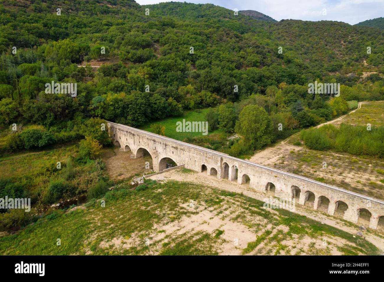 Scatto aereo dell'acquedotto romano di Ansignano nel sud della Francia, dipartimento di Aude. Foto Stock