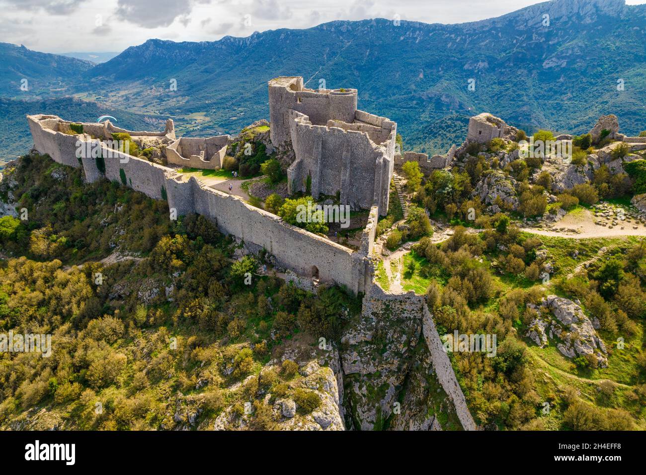 Scatto aereo del castello medievale cataro Peyrepertuse nel sud della Francia Foto Stock