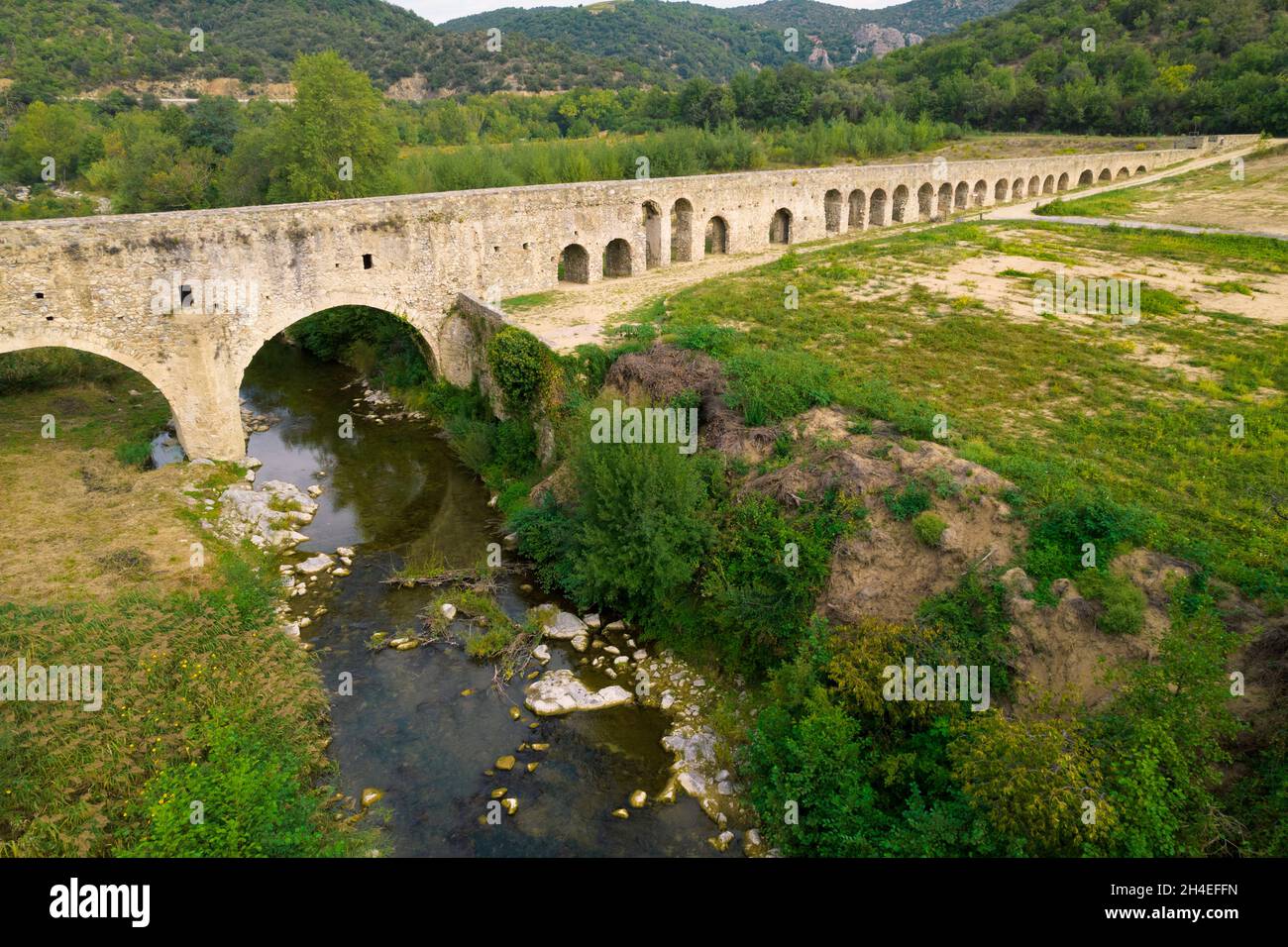 Scatto aereo dell'acquedotto romano di Ansignano nel sud della Francia, dipartimento di Aude. Foto Stock