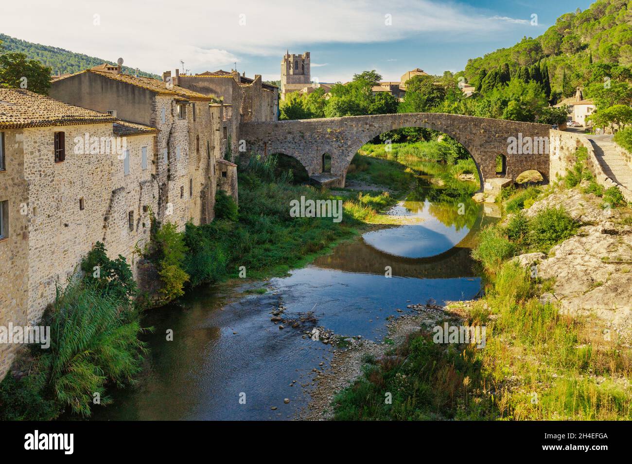 Lagrasse villaggio con il vecchio ponte e l'abbazia romana di Santa Maria, Francia Foto Stock