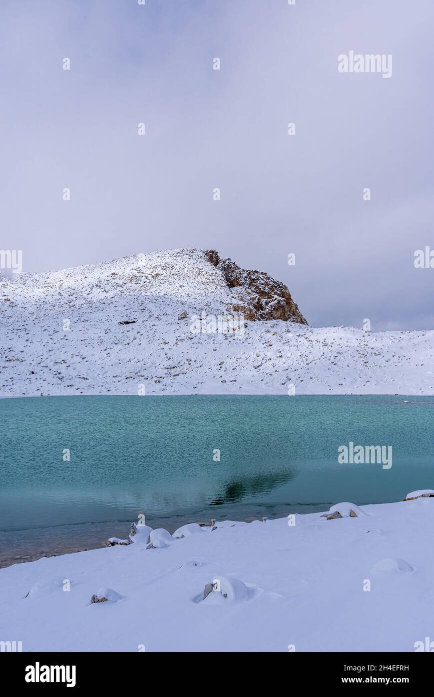 Montagna innevata e lago glaciale nel Parco Nazionale del Ghiacciaio di Dagu, Cina Foto Stock