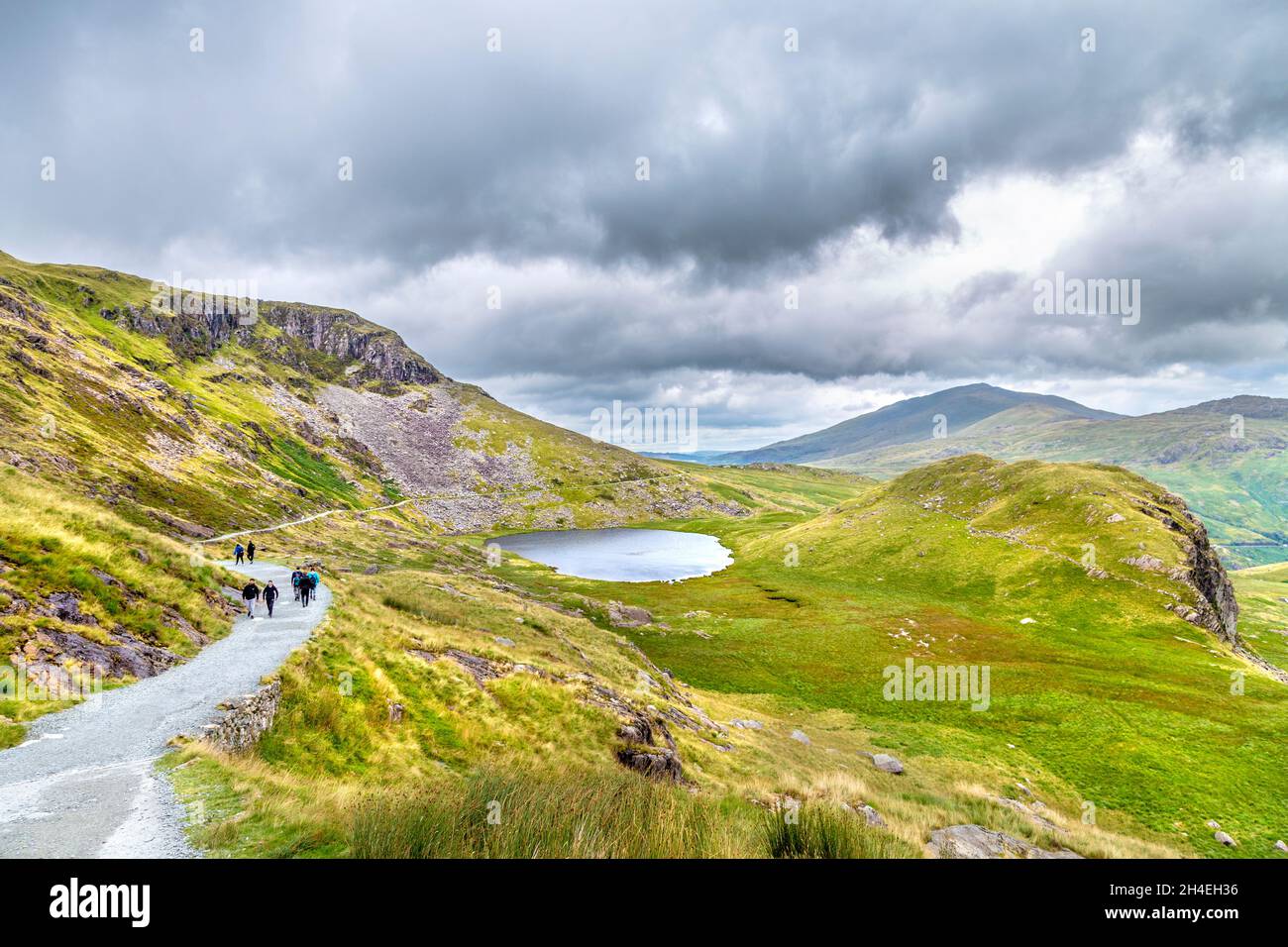 Pista dei minatori fino alla cima dello Snowdon e al lago Llyn Teyrn, Snowdonia, Galles, Regno Unito Foto Stock