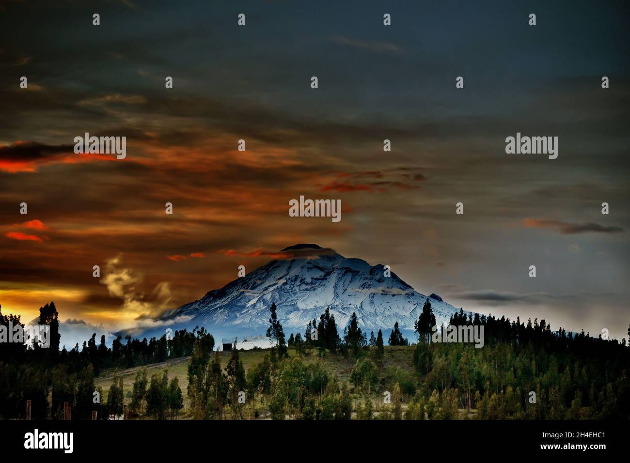 Atardecer en volcan chimborazo, pertenece a la Cordillera de los andes siendo la montana mas alta del Equadriado Foto Stock