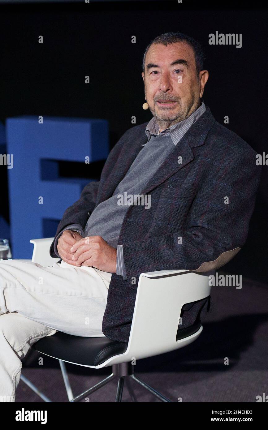 Madrid, Spagna. 2 novembre 2021. Il regista spagnolo Jose Luis Garci presenta 'Classici' al cinema Cinesa Proyecciones di Madrid. (Foto di Atilano Garcia/SOPA Images/Sipa USA) Credit: Sipa USA/Alamy Live News Foto Stock
