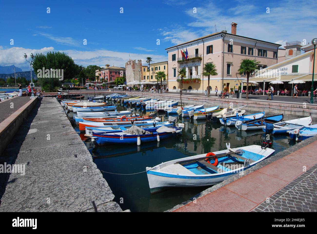 Lago di Garda, Bardolino, passeggiata con barche da pesca. Italia, Europa Foto Stock