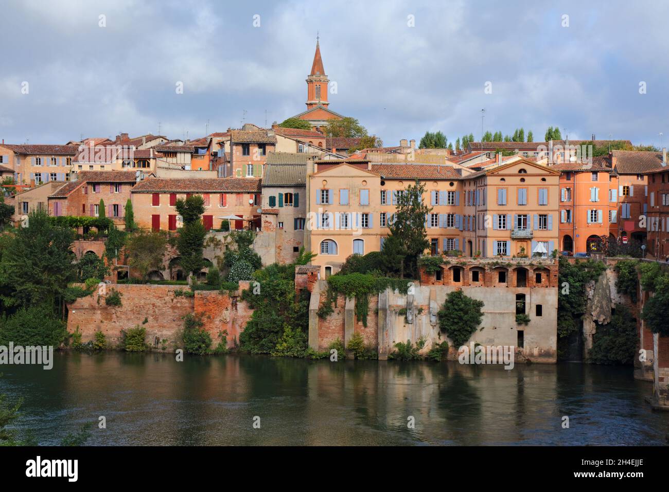 Albi, Francia. Paesaggio urbano di Albi nel dipartimento del Tarn. Vista sulla città con il fiume Tarn. Foto Stock