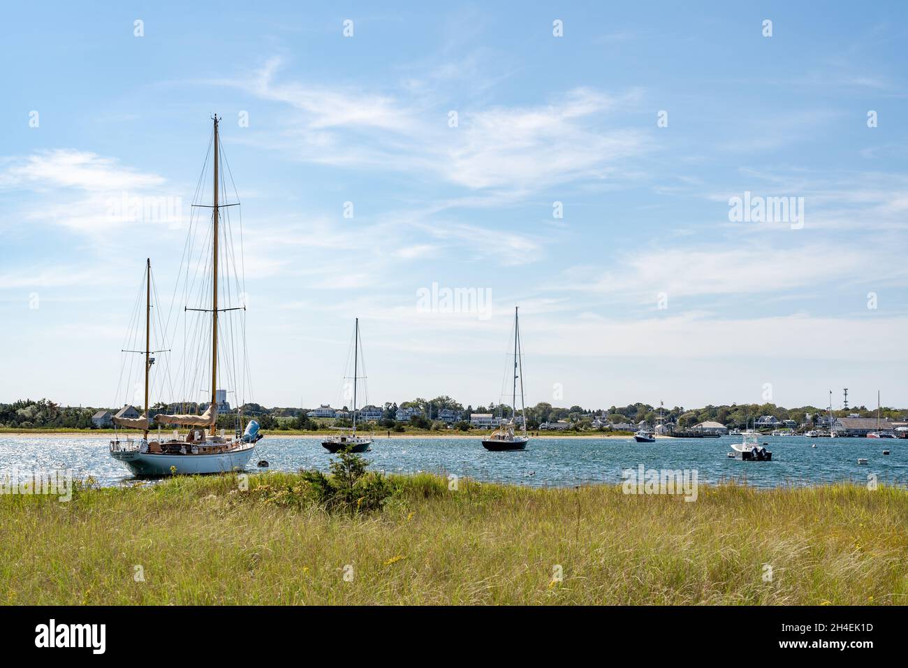 Barche a vela ormeggiate al largo della costa di Martha's Vineyard, Massachusetts Foto Stock
