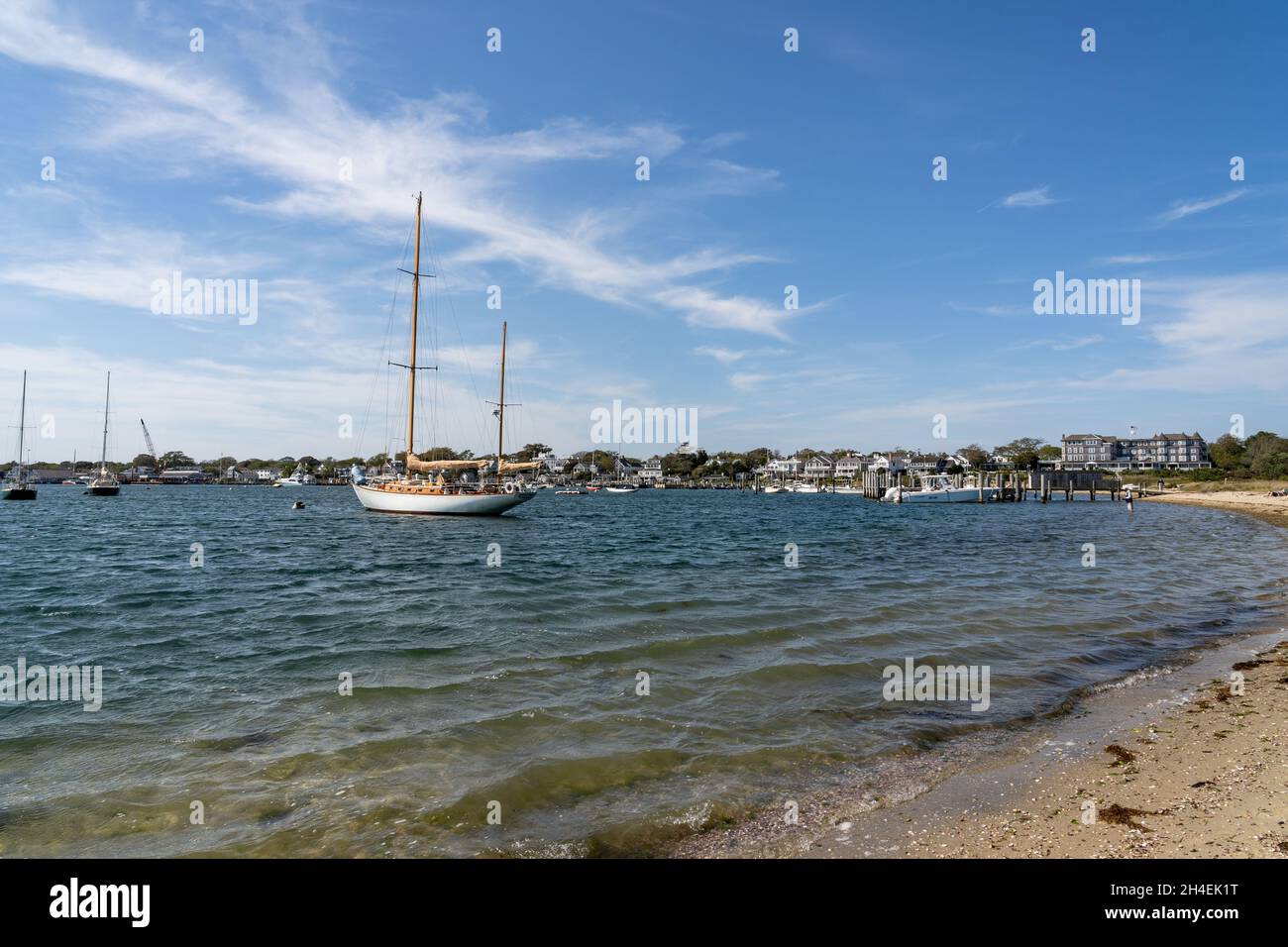 Barche a vela ormeggiate al largo della costa di Martha's Vineyard, Massachusetts Foto Stock