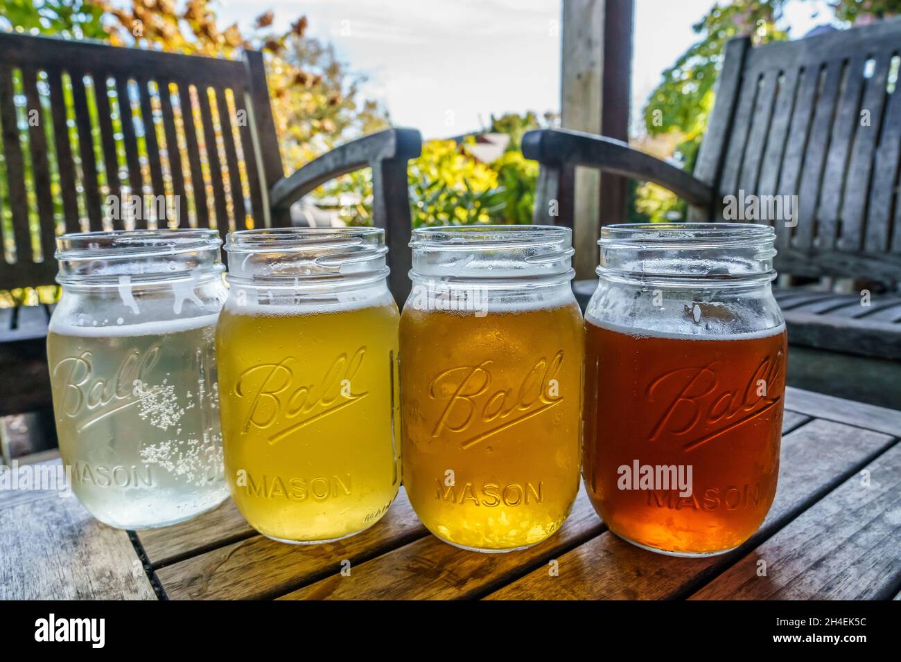 Degustazione di birra in barattoli di muratore su portico all'aperto presso la birreria Bad Martha Farmers a Martha's Vineyard, Massachusetts Foto Stock