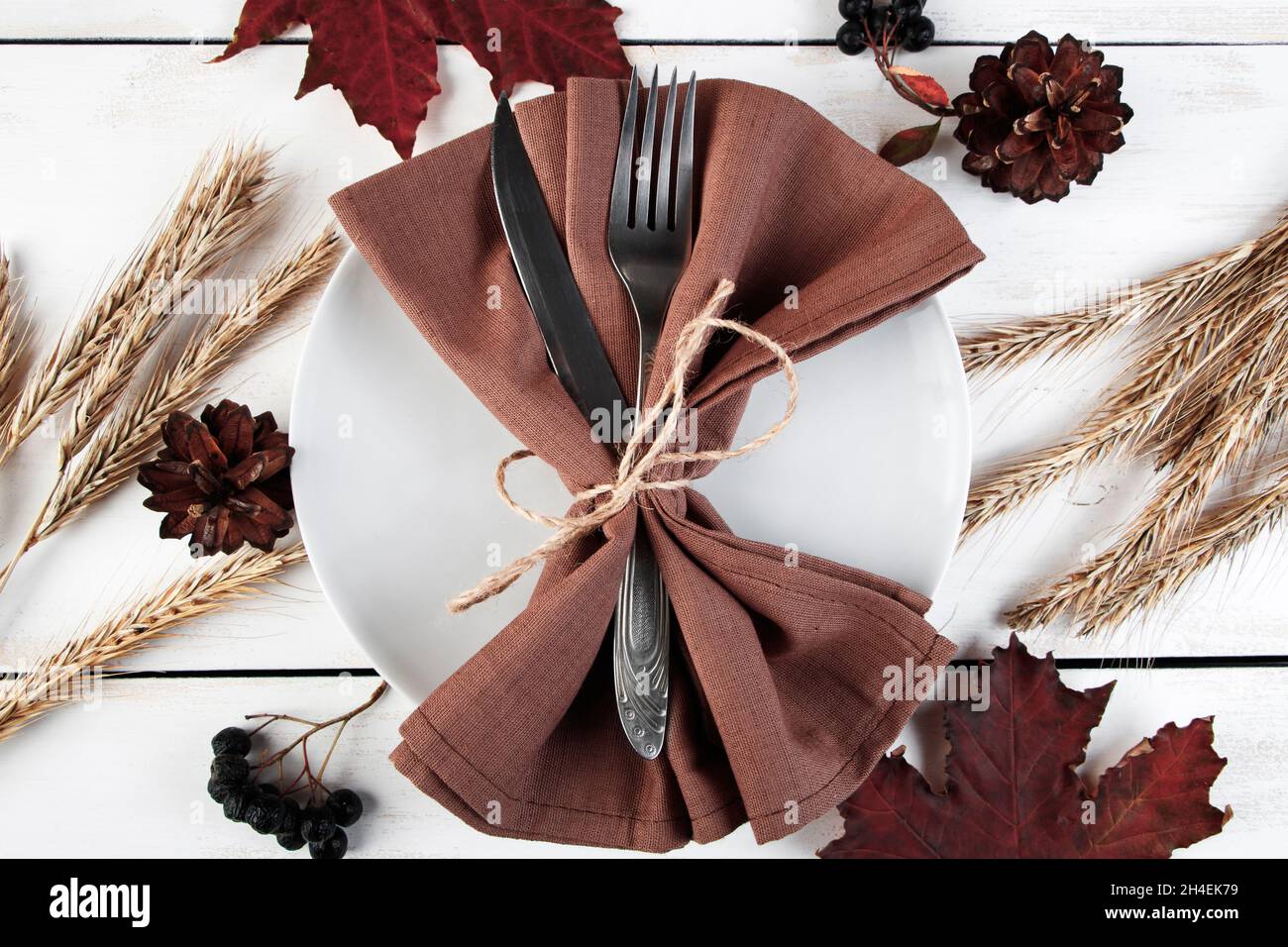 Bel tavolo festivo per il Ringraziamento. Concetto di autunno e raccolto. Foto Stock