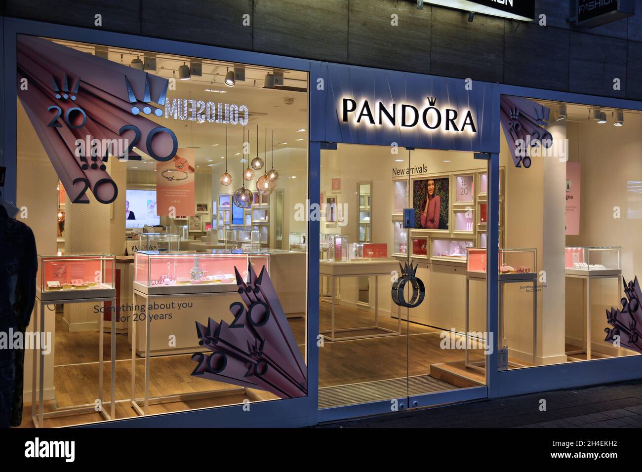 COLONIA, GERMANIA - 21 SETTEMBRE 2020: Negozio di gioielli Pandora a Hohe Strasse (High Street) di Colonia, Germania. Hohe Strasse è uno dei negozi più affolli Foto Stock