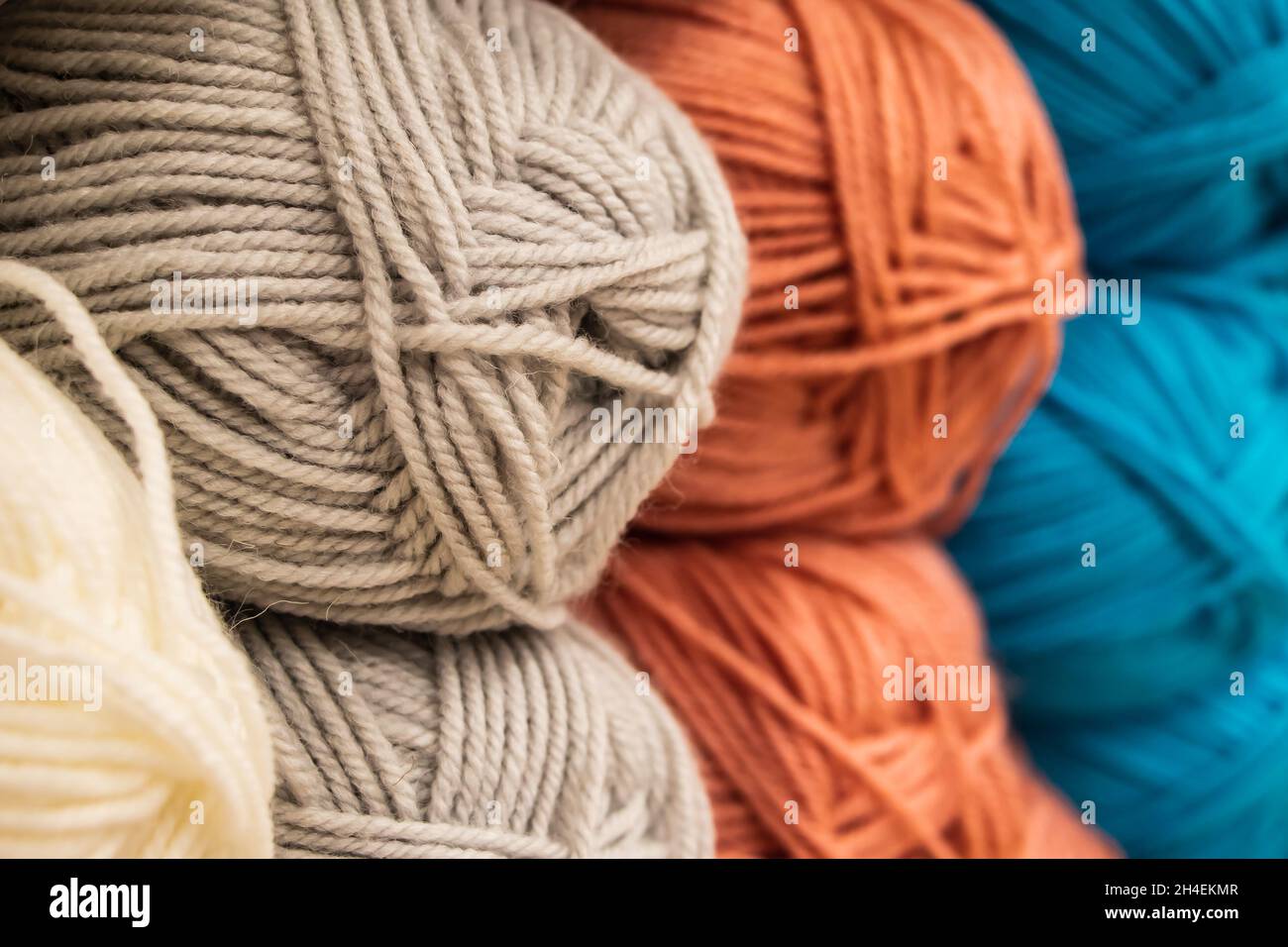 Palle multicolore di filato per maglieria. Fili di lana per il lavoro d'ago. Foto Stock