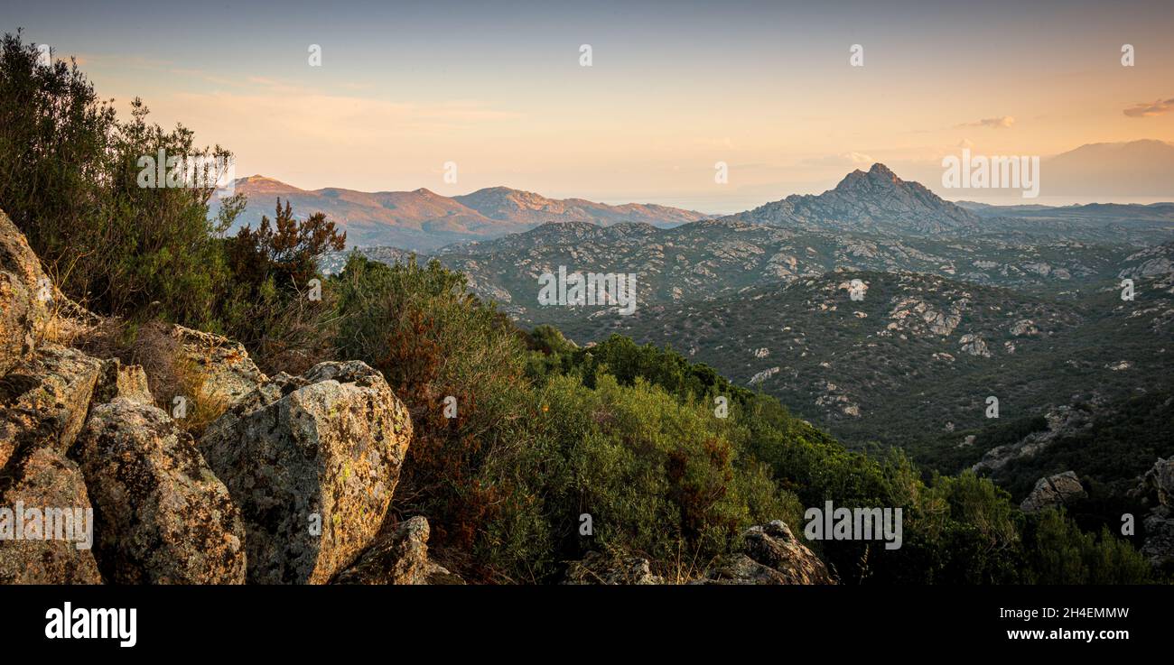 alba nel deserto des agriate, corsica Francia, mostrando il paesaggio carsico roccioso .vacanze avventura . Foto Stock