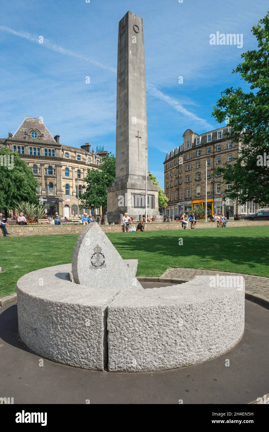 Harrogate, vista in estate di una scultura che celebra la Scuola di apprendisti dell'esercito, e il monumento di guerra Cenotaph nel centro di Harrogate, Yorkshire Foto Stock