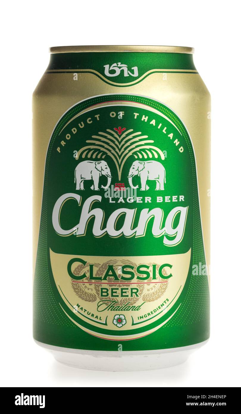 Lattina di birra Thai Chang classica isolata su sfondo bianco Foto Stock