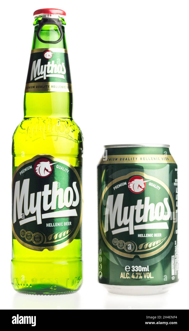 Bottiglia e lattina di birra greca Mythos lager isolato su sfondo bianco Foto Stock