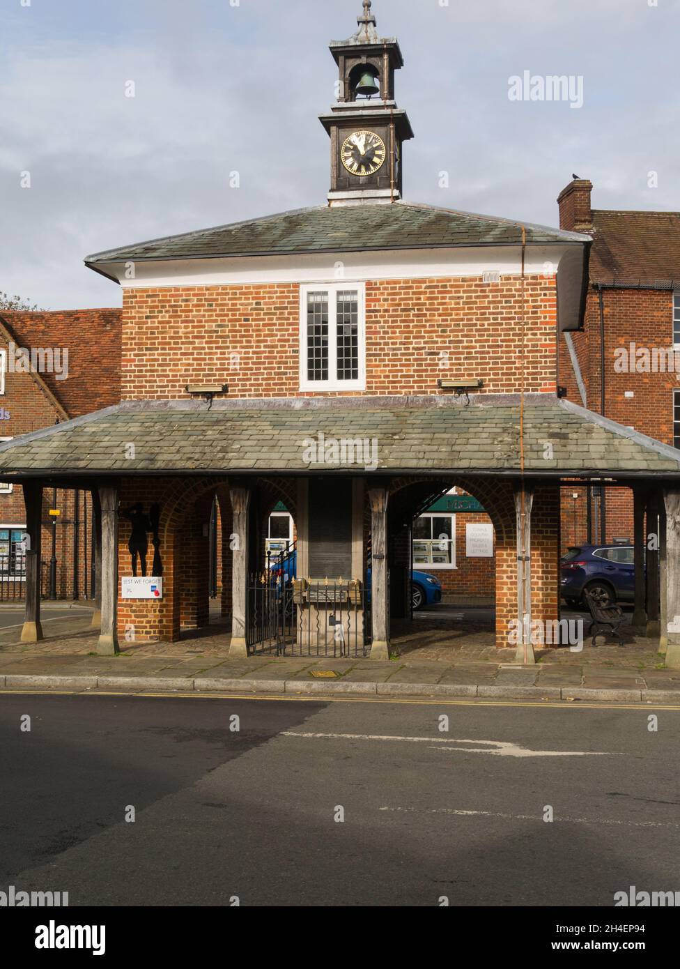 18thc Market House nella città di mercato di Princes Risborough Buckinghamshire Inghilterra Regno Unito con orologio e torretta campanaria Foto Stock