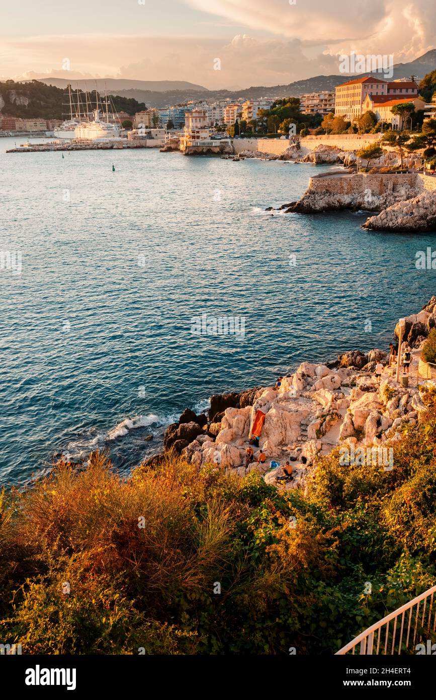 Vista panoramica delle scogliere vicino al porto di Nizza, Francia. Foto scattata dal lato Mont Boron del porto, con vista su le Plongeoir. Foto Stock