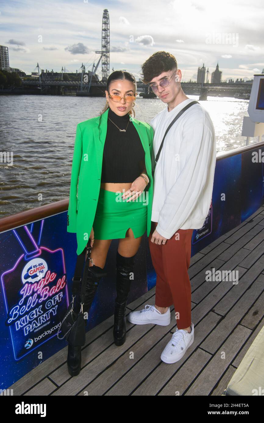 Londra, Regno Unito. 2 novembre 2021. Emily Miller e Cam Holmes partecipano al Jingle Bell Ball Kick Off Party della capitale presentato da Barclaycard, sulla barca Silver Sturgeon sul Tamigi a Londra. Data foto: Martedì 2 novembre 2021. Il credito fotografico dovrebbe essere: Matt Crossick/Empics/Alamy Live News Foto Stock