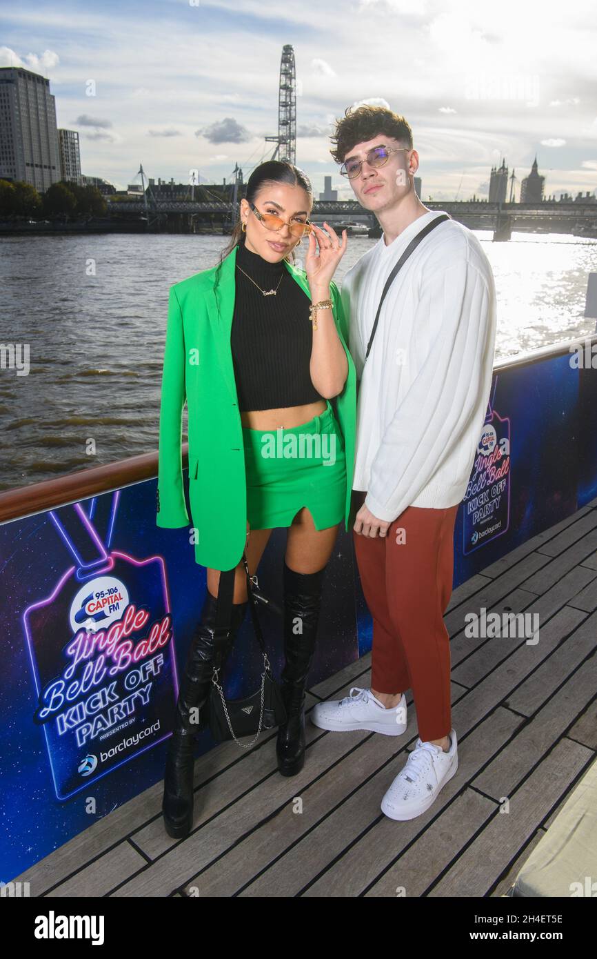 Londra, Regno Unito. 2 novembre 2021. Emily Miller e Cam Holmes partecipano al Jingle Bell Ball Kick Off Party della capitale presentato da Barclaycard, sulla barca Silver Sturgeon sul Tamigi a Londra. Data foto: Martedì 2 novembre 2021. Il credito fotografico dovrebbe essere: Matt Crossick/Empics/Alamy Live News Foto Stock