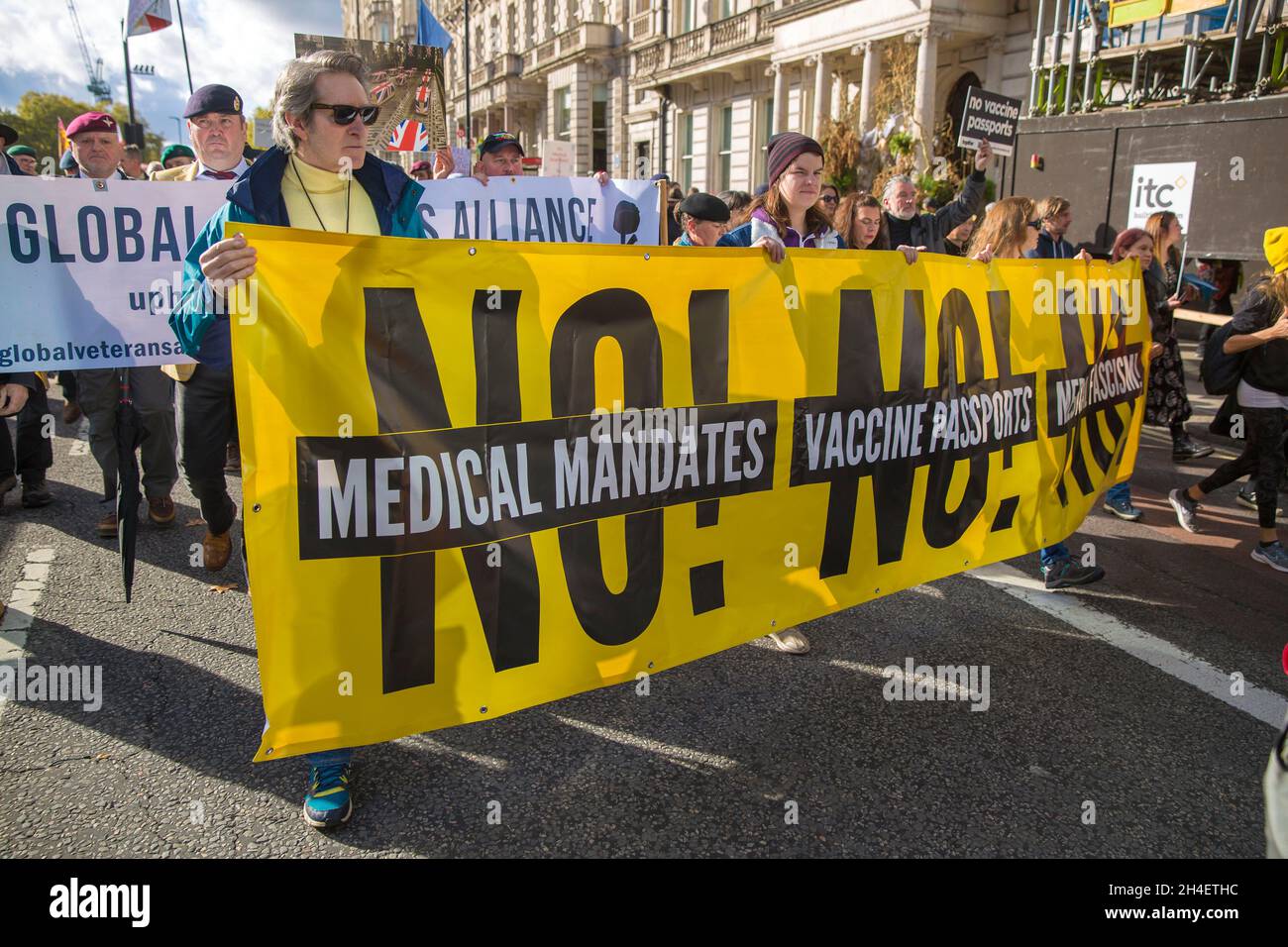 Le persone si riuniscono e marciano durante un raduno Unite per la libertà contro i passaporti dei vaccini nel centro di Londra, 30 ottobre 2021. Foto Stock