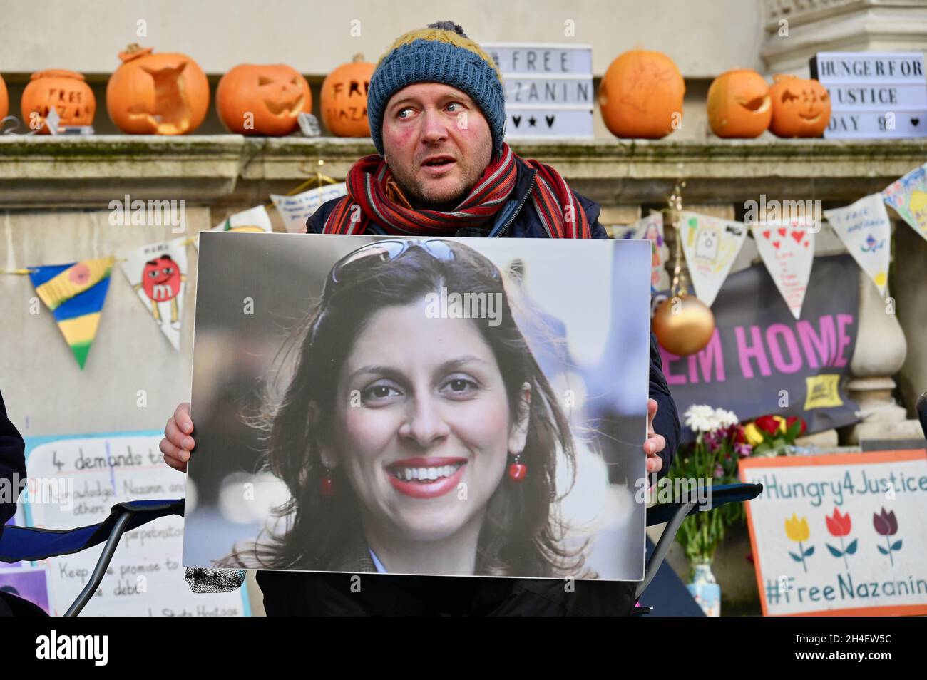 Londra, Regno Unito. Richard Ratcliffe è entrato nel decimo giorno del suo sciopero della fame a sostegno della moglie Nazanin Zaghari-Ratcliffe, detenuta in Iran. La sua protesta ha seguito un incontro la settimana scorsa con il Ministro degli Esteri Liz Truss. Il Foreign Office, Whitehall. Foto Stock