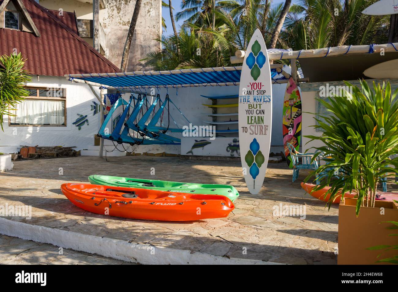 Varie attrezzature per sport acquatici in mostra all'esterno di un negozio di sport acquatici, Diani, Kenya Foto Stock