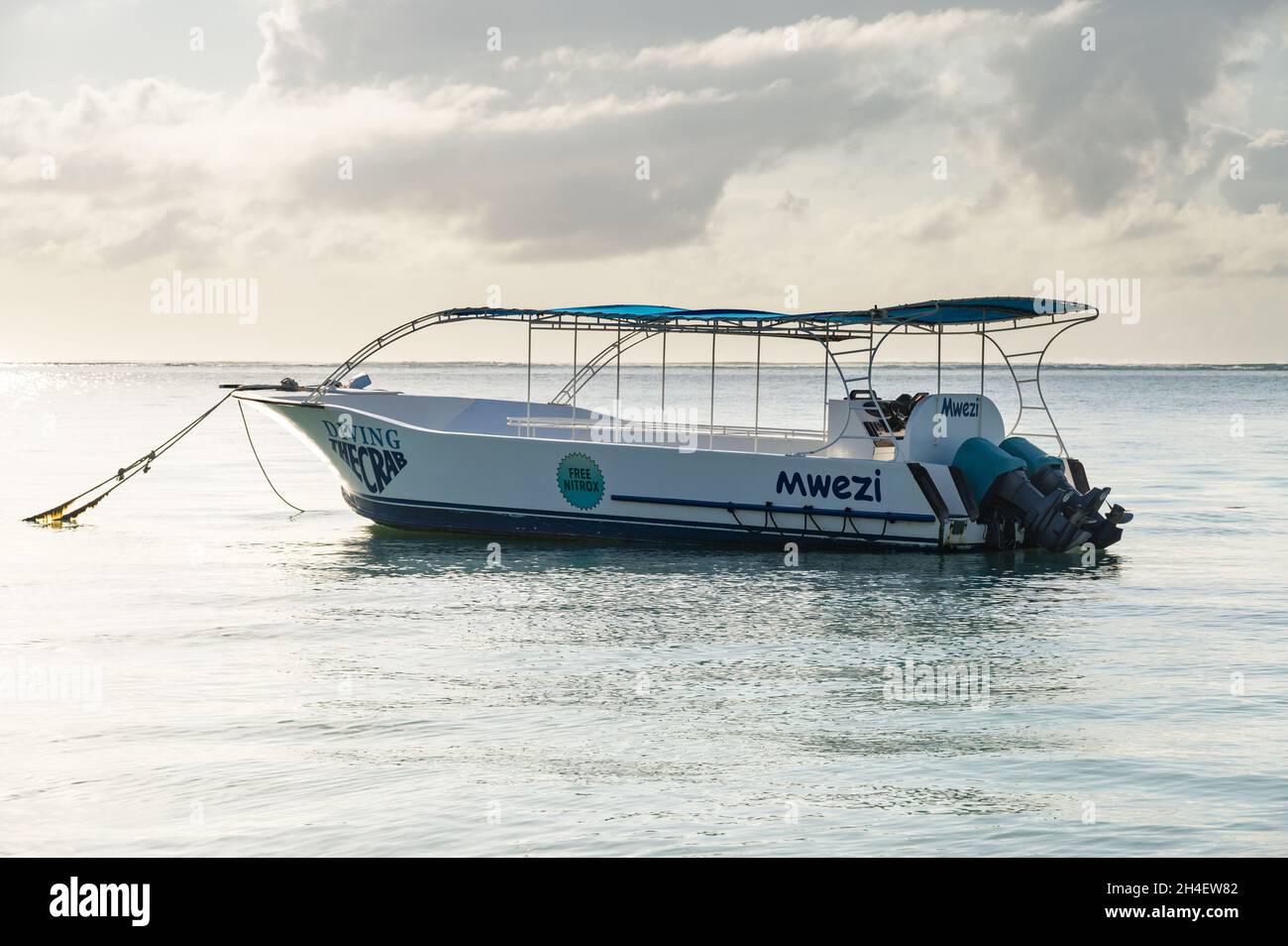 Immersione la barca da immersione Crab ancorata nell'oceano Indiano all'alba, Diani, Kenya Foto Stock
