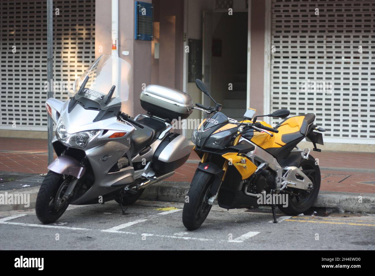 Descrizione dei tipi di veicoli a due ruote a China Town, Singapore (aprile 2014) Foto Stock