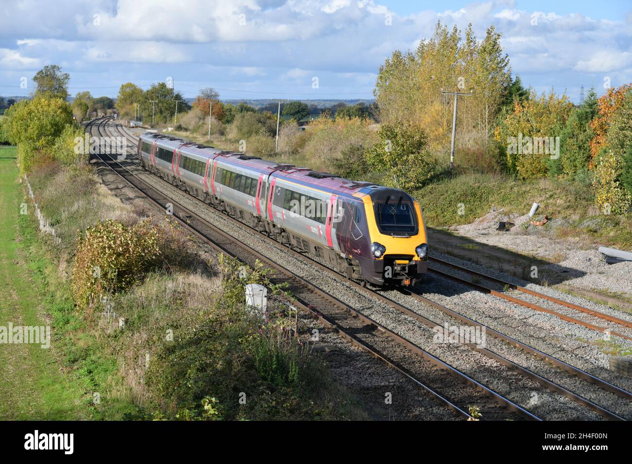 Il Super Voyager 221131 di arriva Crosscountry proietta una lunga ombra sotto il sole invernale mentre si avvicina a Tamworth su un servizio dal centro di Glasgow a Plymouth Foto Stock