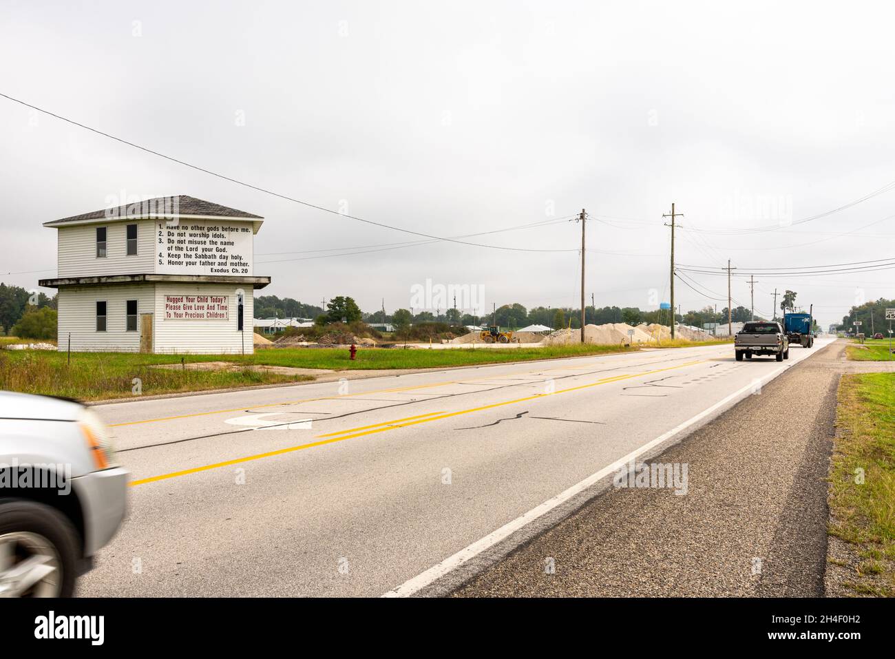 Un edificio bianco a lato della strada con cinque lati con i dieci Comandamenti dipinti su di esso in grandi lettere nere nel Midwest degli Stati Uniti. Foto Stock