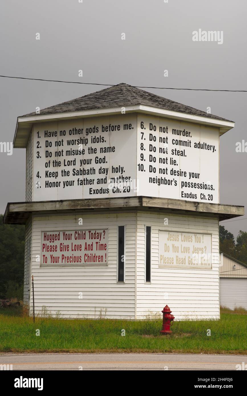Un edificio bianco a lato della strada con cinque lati con i dieci Comandamenti dipinti in grandi lettere nere in Indiana nel Midwest degli Stati Uniti. Foto Stock