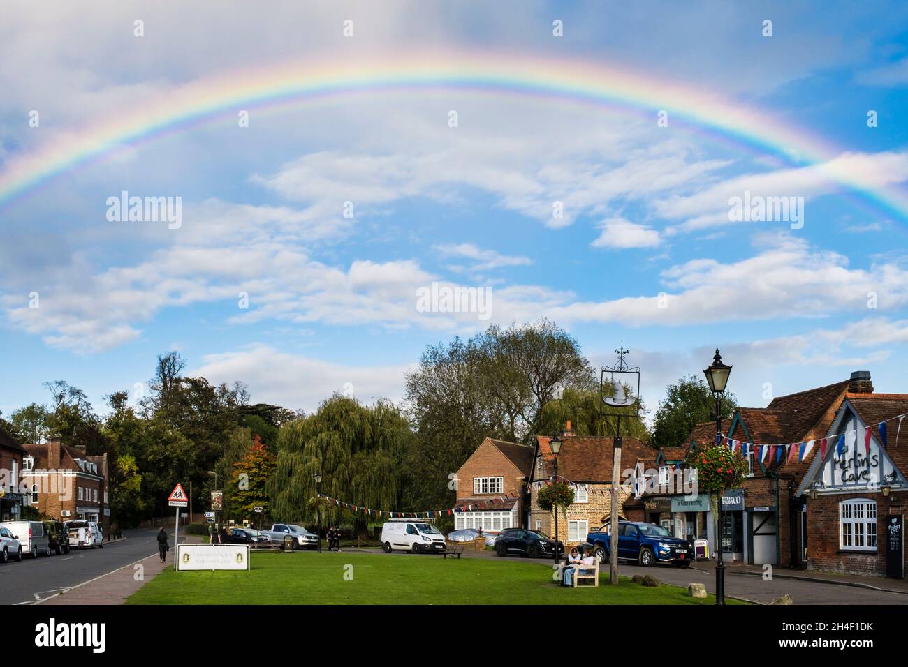 Arcobaleno pieno nel cielo sopra il verde del villaggio. High Street, Chalfont St Giles, Buckinghamshire, Inghilterra, Regno Unito, Regno Unito Foto Stock