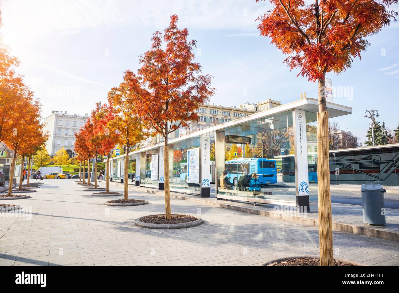 Stazione degli autobus di Mosca Sunny Day China City Centre.Urban Eco-friendly Transport.Russia, Mosca, 13okt2021. Foto Stock