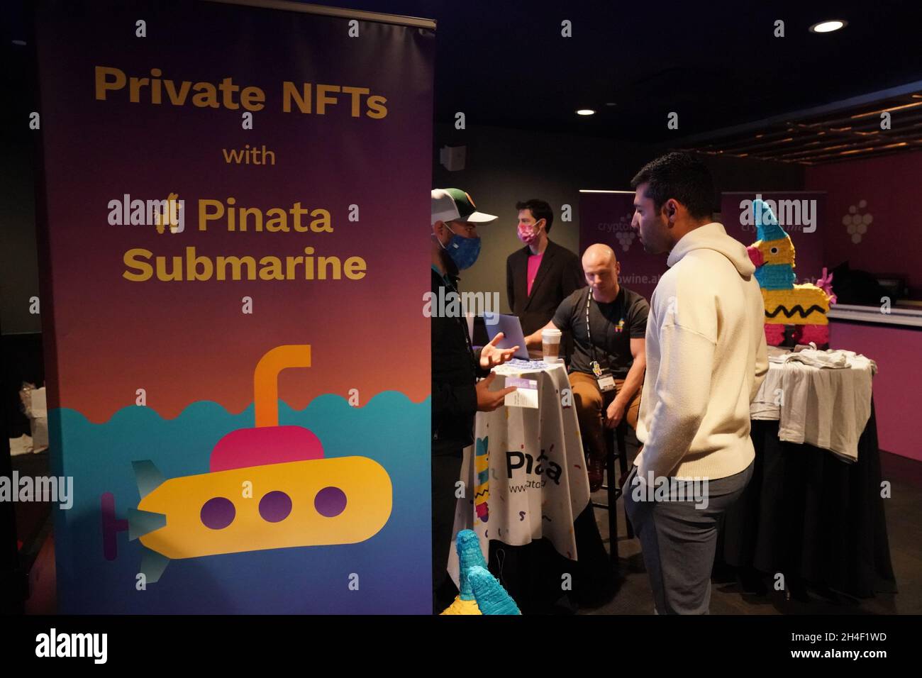 New York, NY, USA. 2 novembre 2021. Pi-ata Submarine mostra al NFT.NYC, il principale evento annuale non-fungibile token a Times Square il 2 novembre 2021 a New York. (Credit Image: © Bryan Smith/ZUMA Press Wire) Foto Stock
