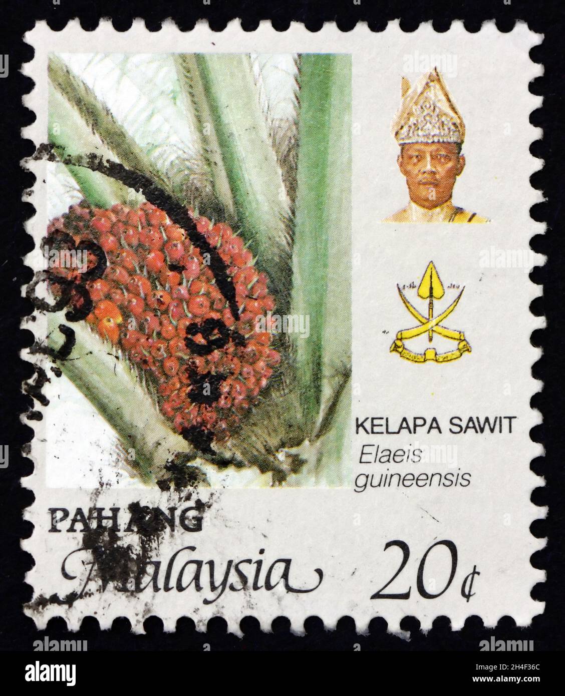 MALESIA - CIRCA 1986: Un francobollo stampato in Malesia mostra la palma d'olio (elaeis guineensis), le armi di stato e il Sultano Haji Ahmad Shah, circa 1986 Foto Stock