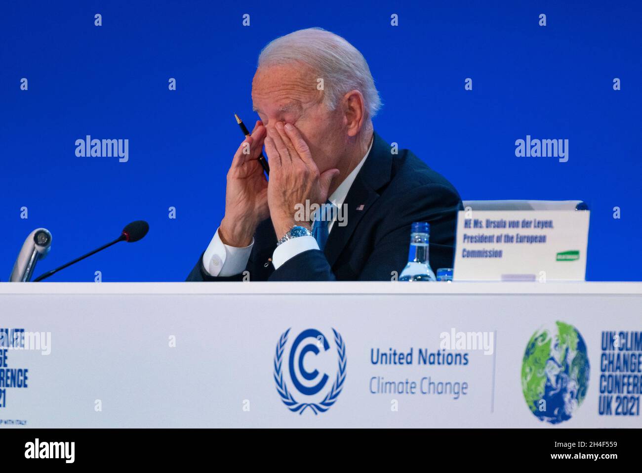 Glasgow, Scozia, Regno Unito. 2 novembre 2021. I leader mondiali fanno discorsi sul cambiamento climatico alla COP26 di Glasgow. Hanno parlato durante la sessione del Vertice dei leader mondiali "accelerare l'innovazione e l'implementazione della tecnologia pulita" del giorno 3 della conferenza. PIC; Joe Biden che guarda stanco. Iain Masterton/Alamy Live News. Foto Stock