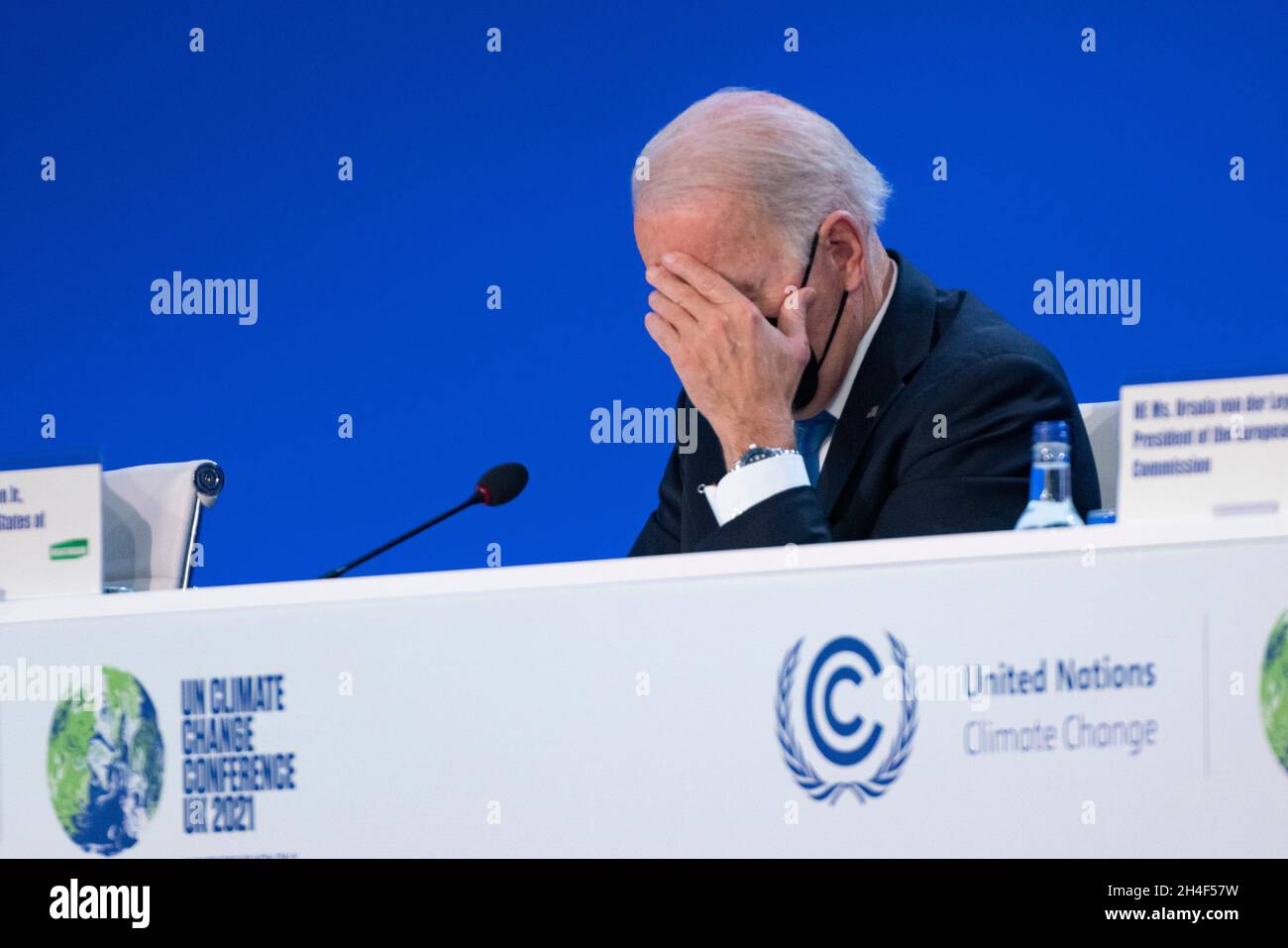 Glasgow, Scozia, Regno Unito. 2 novembre 2021. I leader mondiali fanno discorsi sul cambiamento climatico alla COP26 di Glasgow. Hanno parlato durante la sessione del Vertice dei leader mondiali "accelerare l'innovazione e l'implementazione della tecnologia pulita" del giorno 3 della conferenza. PIC; Joe Biden che guarda stanco. Iain Masterton/Alamy Live News. Foto Stock