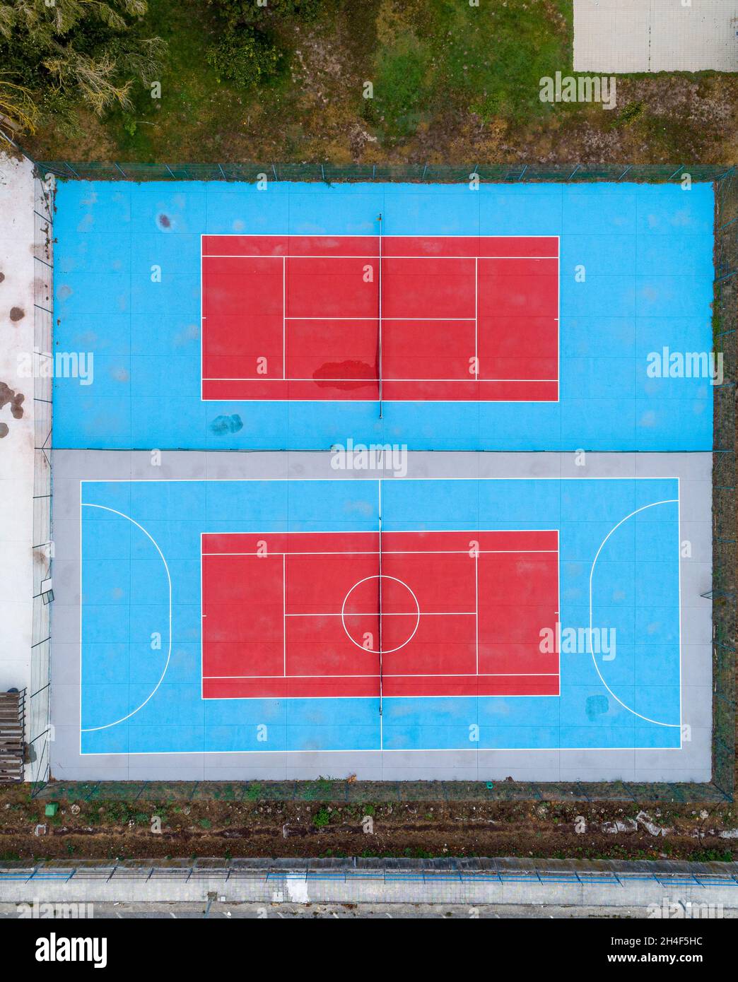 Vista aerea di due campi da tennis vuoti Foto Stock