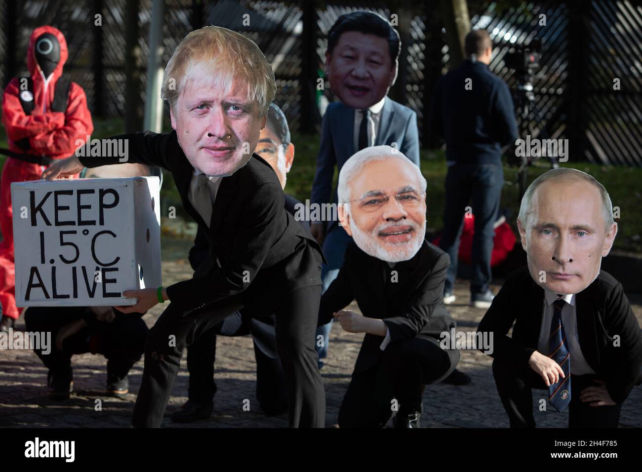 Glasgow, Regno Unito. Protesta a tema “Squid Game” della ribellione dell’estinzione, che ha detto ai leader mondiali di non giocare alla 26a Conferenza Onu sul cambiamento climatico, nota come COP26, a Glasgow, Scozia, il 2 novembre 2021. Foto: Jeremy Sutton-Hibbert/Alamy Live News, Foto Stock