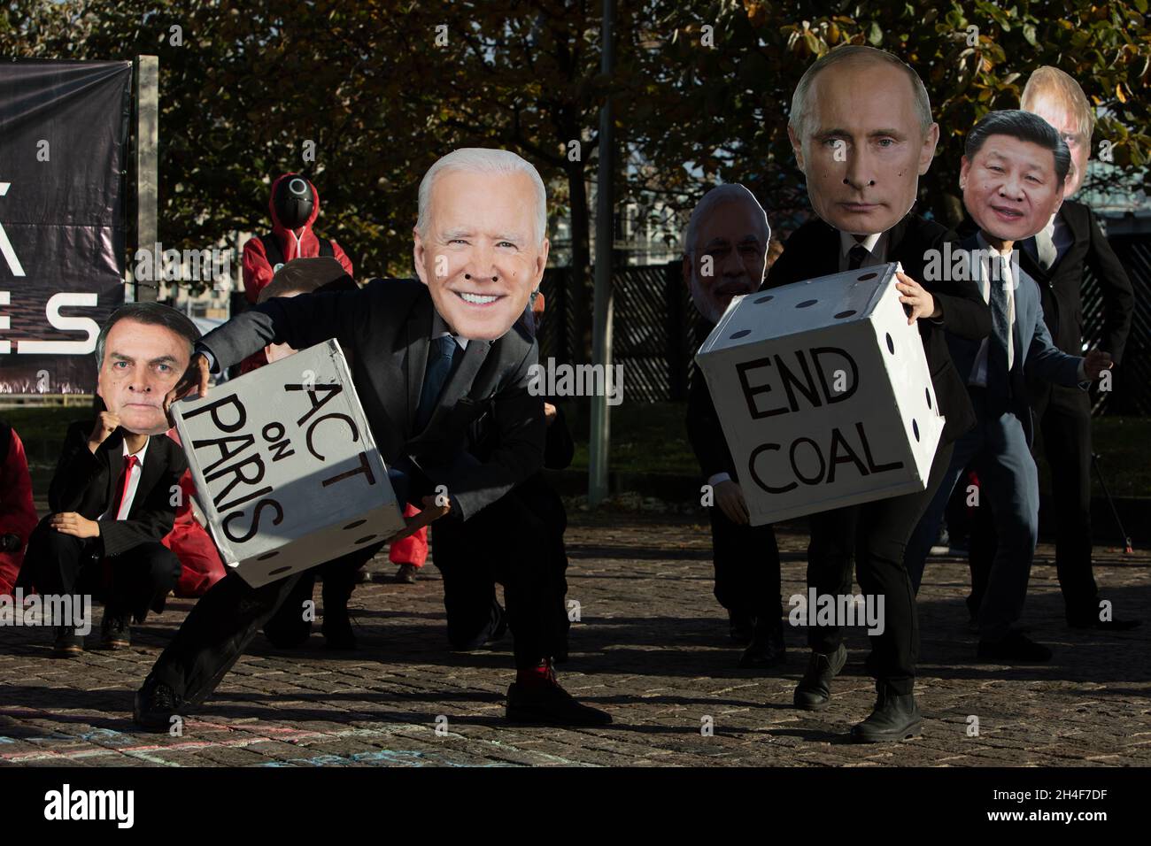 Glasgow, Regno Unito. Protesta a tema “Squid Game” della ribellione dell’estinzione, che ha detto ai leader mondiali di non giocare alla 26a Conferenza Onu sul cambiamento climatico, nota come COP26, a Glasgow, Scozia, il 2 novembre 2021. Foto: Jeremy Sutton-Hibbert/Alamy Live News, Foto Stock